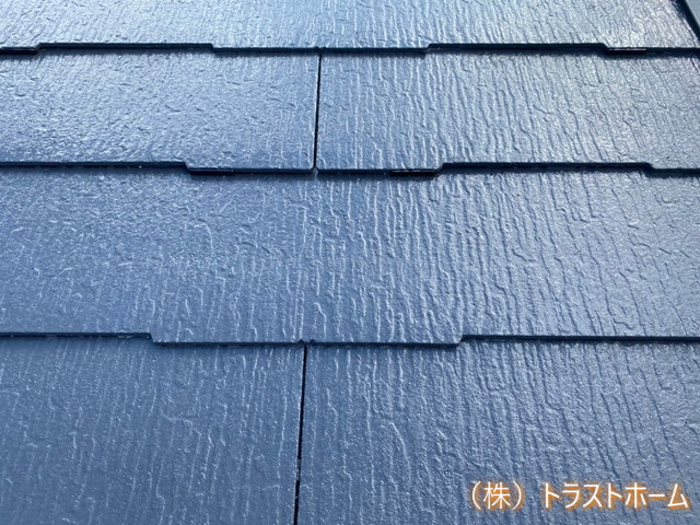 屋根全体にコケ・藻が発生しているN様邸 棟板金は錆びた状態になり、スレート材にはぎっしりコケや藻が発生しています。 防水性も低下し、このまま放置すると雨漏りの危険性がありました。 スレート屋根劣化  施工前  筑紫野市　中川様　屋根塗装  施工中