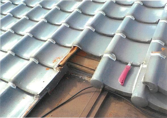 板金庇と屋根の絡み部分