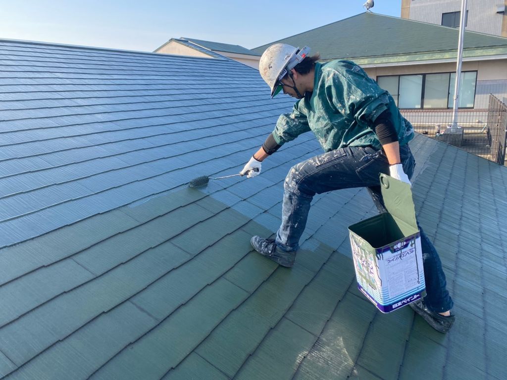 【現場ブログ】遠賀郡の施設で屋根塗装～中塗りから上塗り～