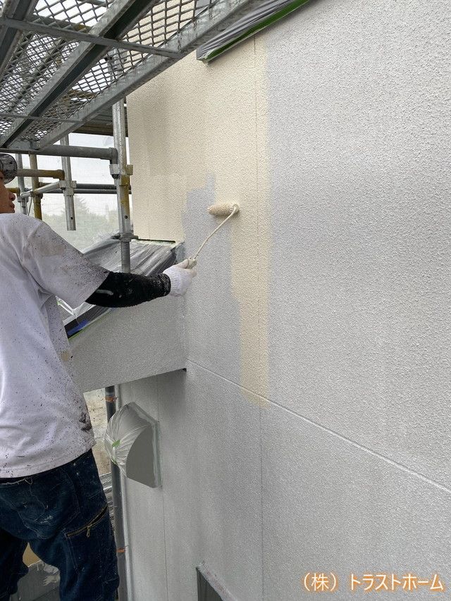 現場ブログ★福岡市東区で外壁塗装の中塗り・上塗りを行いました♪