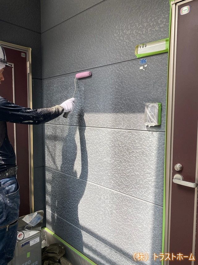 福岡市西区でアパートの外壁塗り替え　下塗りの施工様子