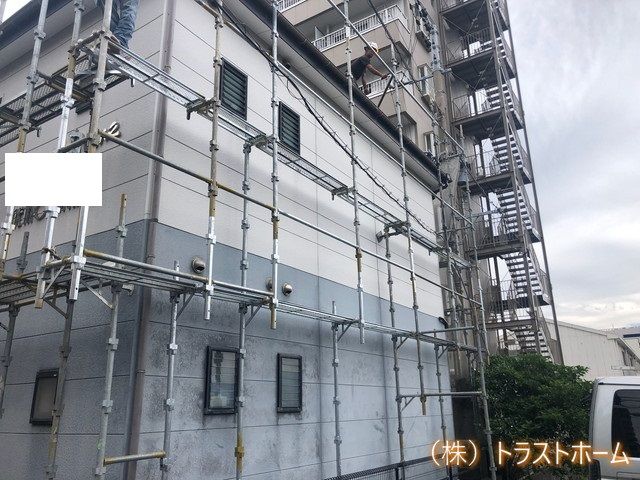 現場ブログ◆福岡市西区アパートで足場を組み立てていきます。