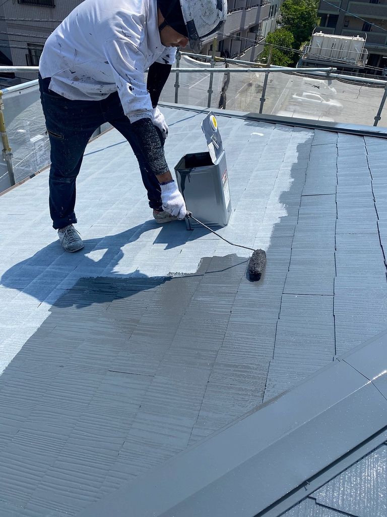 福岡市西区アパート屋根塗装【中塗り・上塗り】の施工様子です♪