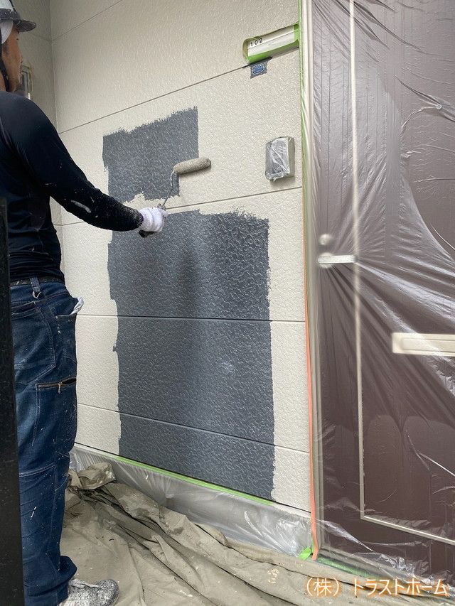 福岡市西区の賃貸物件　外壁塗装＜中塗り～上塗り＞の施工様子