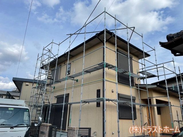 2階建て住宅アステック塗料で塗装開始！｜福岡で塗装ならトラストホーム