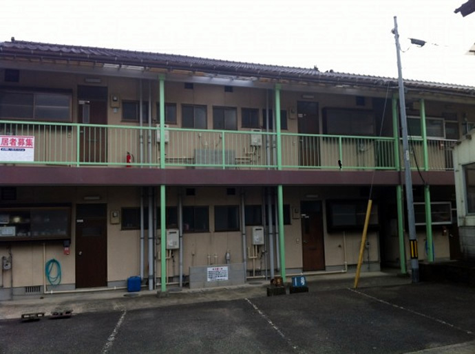 福岡県飯塚市のアパート築35年経過劣化が目立ち外壁塗装施工の施工前画像