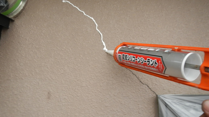 福岡市城南区モルタル外壁のひび割れ汚れが目立ち初の外壁塗装の施工前画像