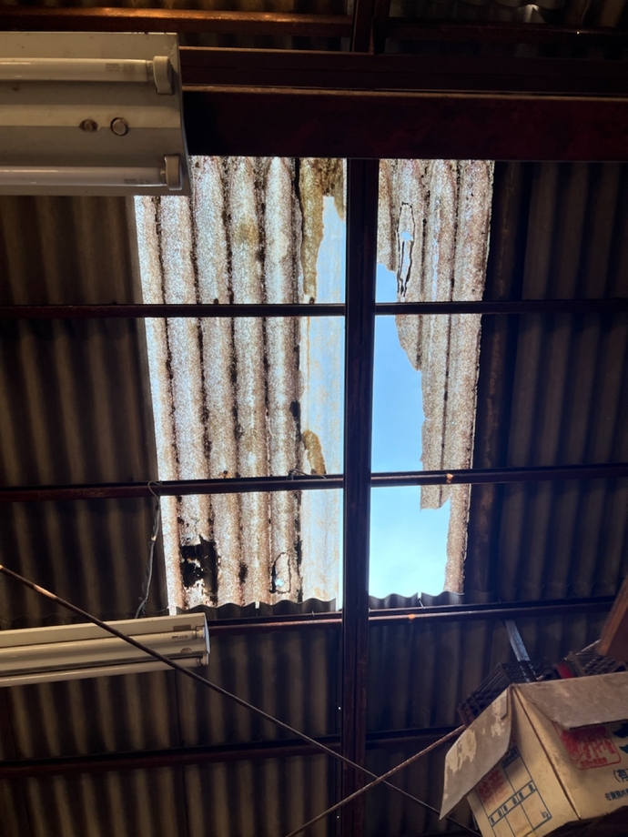 火災保険を活用し倉庫屋根原状回復工事の施工前画像